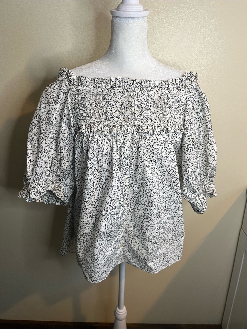 Doen Farley Smocked Off-Shoulder Floral Blouse — White with Gray Print